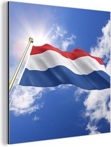 Wanddecoratie Metaal - Aluminium Schilderij Industrieel - De vlag van Nederland wappert in de lucht - 50x50 cm - Dibond - Foto op aluminium - Industriële muurdecoratie - Voor de woonkamer/slaapkamer