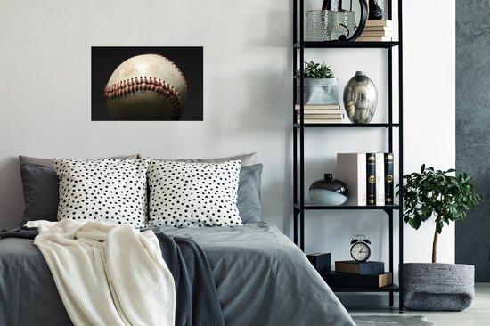 Affiche - Une vieille balle de baseball sur fond sombre - 30x20 cm