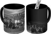 Magische Mok - Foto op Warmte Mok - Uitzicht over Vilnius met de rivier Vilnele in Litouwen - zwart wit - 350 ML