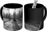 Magische Mok - Foto op Warmte Mok - Zonnestralen schijnen door de bossen van het Nationaal park New Forest - zwart wit - 350 ML