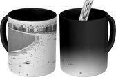 Magische Mok - Foto op Warmte Mok - De los Pocitos Beach in het Zuid-Amerikaanse Montevideo - zwart wit - 350 ML
