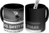 Magische Mok - Foto op Warmte Mok - Grijskopijsvogel op bordje van veiligheidsregels - zwart wit - 350 ML
