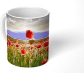 Mok - Kleurrijke lucht boven vele Klaprozen - 350 ML - Beker