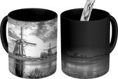 Magische Mok - Foto op Warmte Mok - Traditionele Nederlandse windmolens - zwart wit - 350 ML