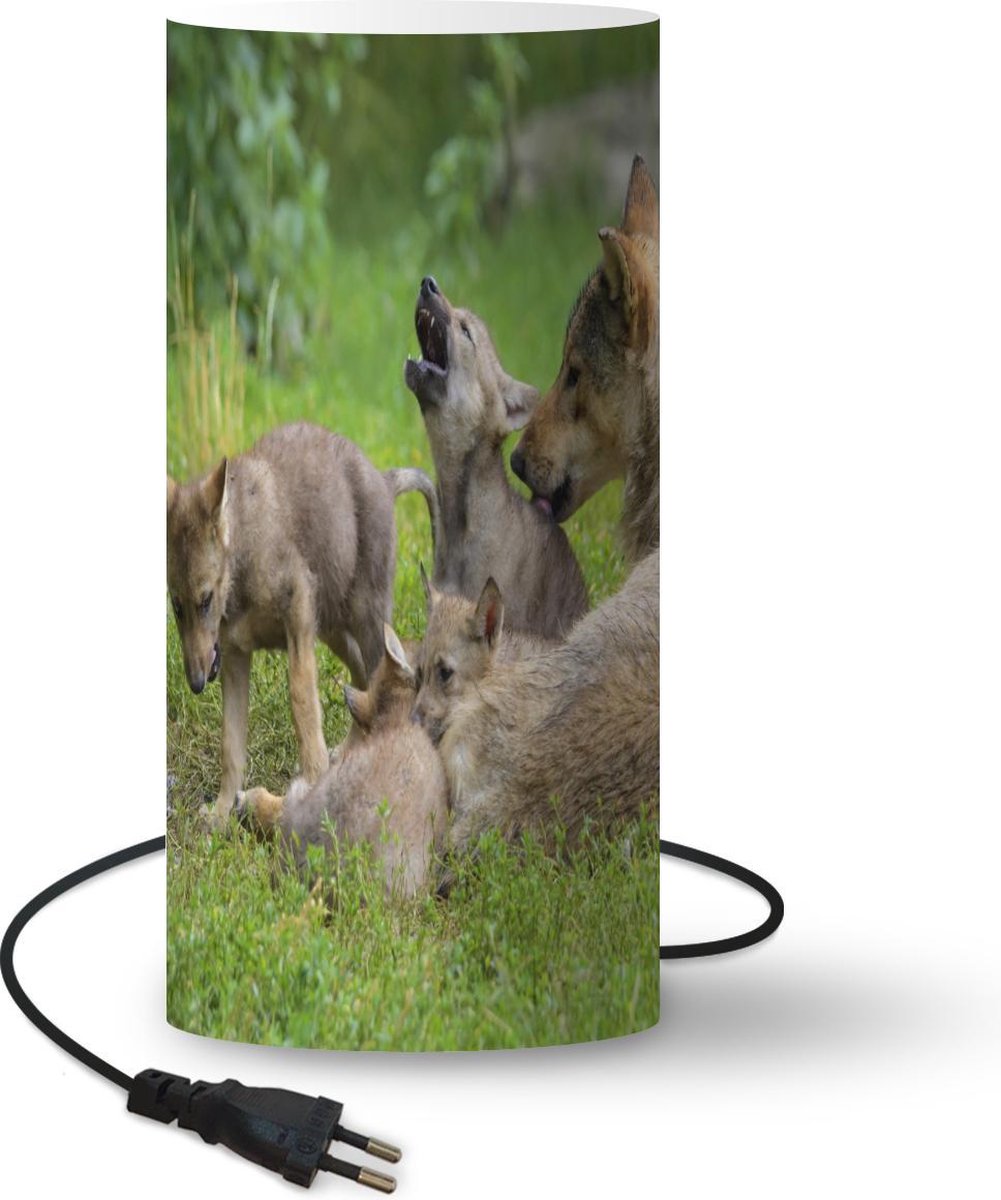 Lamp - Nachtlampje - Tafellamp slaapkamer - Wolf - Welpen - Gras - 54 cm hoog - Ø24.8 cm - Inclusief LED lamp