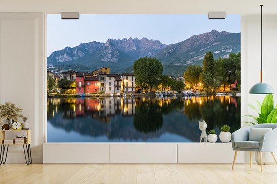 Papier peint Papier peint photo en vinyle - La vie nocturne de Lecco au bord du lac de Côme largeur 360 cm x hauteur 240 cm - Tirage photo sur papier peint (disponible en 7 tailles)