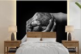 Behang - Fotobehang Aarde - Hand - Zwart - Wit - Breedte 350 cm x hoogte 350 cm