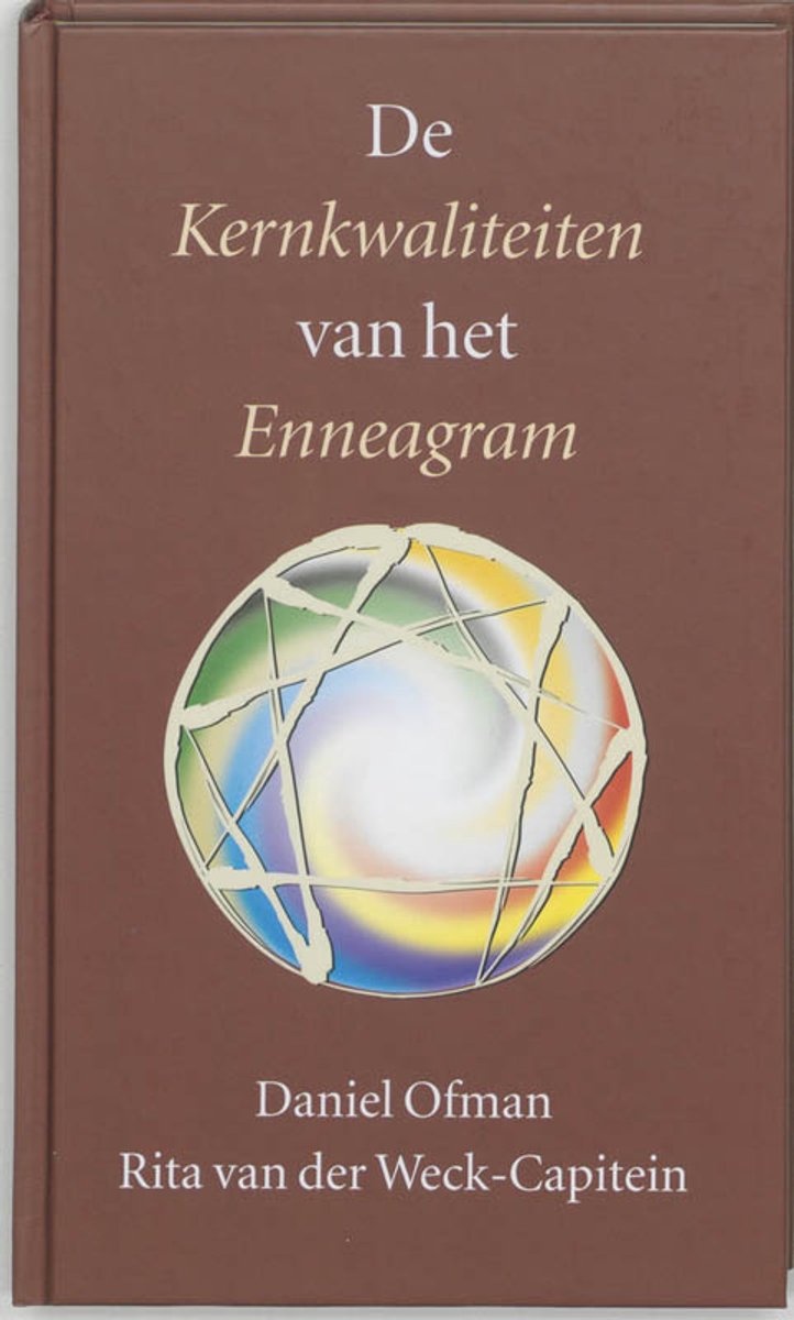 Boek met de titel 'De Kernkwaliteiten van het Enneagram' door Daniel Ofman en Rita van der Weck-Capitein, met een kleurrijke Enneagram cirkel op de bruine kaft.