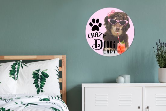 Cercle mural - Cercle mural - Citation Chiens 'Crazy dog lady' sur fond avec un chien et un cocktail - Aluminium - ⌀ 60 cm - Intérieur et extérieur