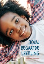 Een lachende jongen met krullend haar, draagt een wit T-shirt met een blauw-rood geruite opengelegd shirt. Tekst: JOUW BEGAAFDE LEERLING, Franka van Vlokhoven.