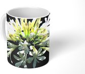 Mok - Een bloeiende witte agapanthus tegen donkere achtergrond - 350 ML - Beker