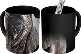 Magische Mok - Foto op Warmte Mokken - Koffiemok - Close-up van een olifant op een donkere achtergrond - Magic Mok - Beker - 350 ML - Theemok