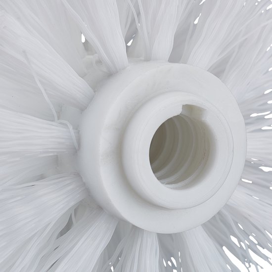 Close-up van de witte plastic schroefdraad van een toiletborstelkop. De borstelharen zijn wit.
