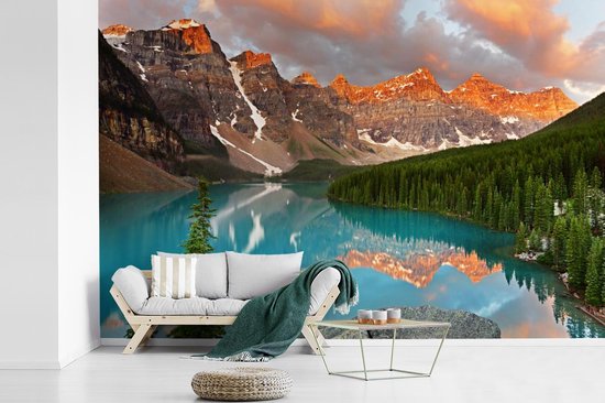 Papier peint photo en vinyle - Le lac Moraine nord-américain lors d'un lever de soleil au Canada largeur 330 cm x hauteur 220 cm - Tirage photo sur papier peint (disponible en 7 tailles)