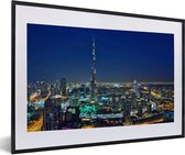Fotolijst incl. Poster - Dubai en de Burj Khalifa verlicht in de avond - 60x40 cm - Posterlijst