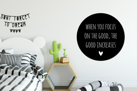 WallCircle - Wall Circle - Wall Circle Indoor - Citation anglaise Quand on se concentre sur le bien, le bien augmente sur un fond noir - 90x90 cm - Décoration murale - Peintures ronds