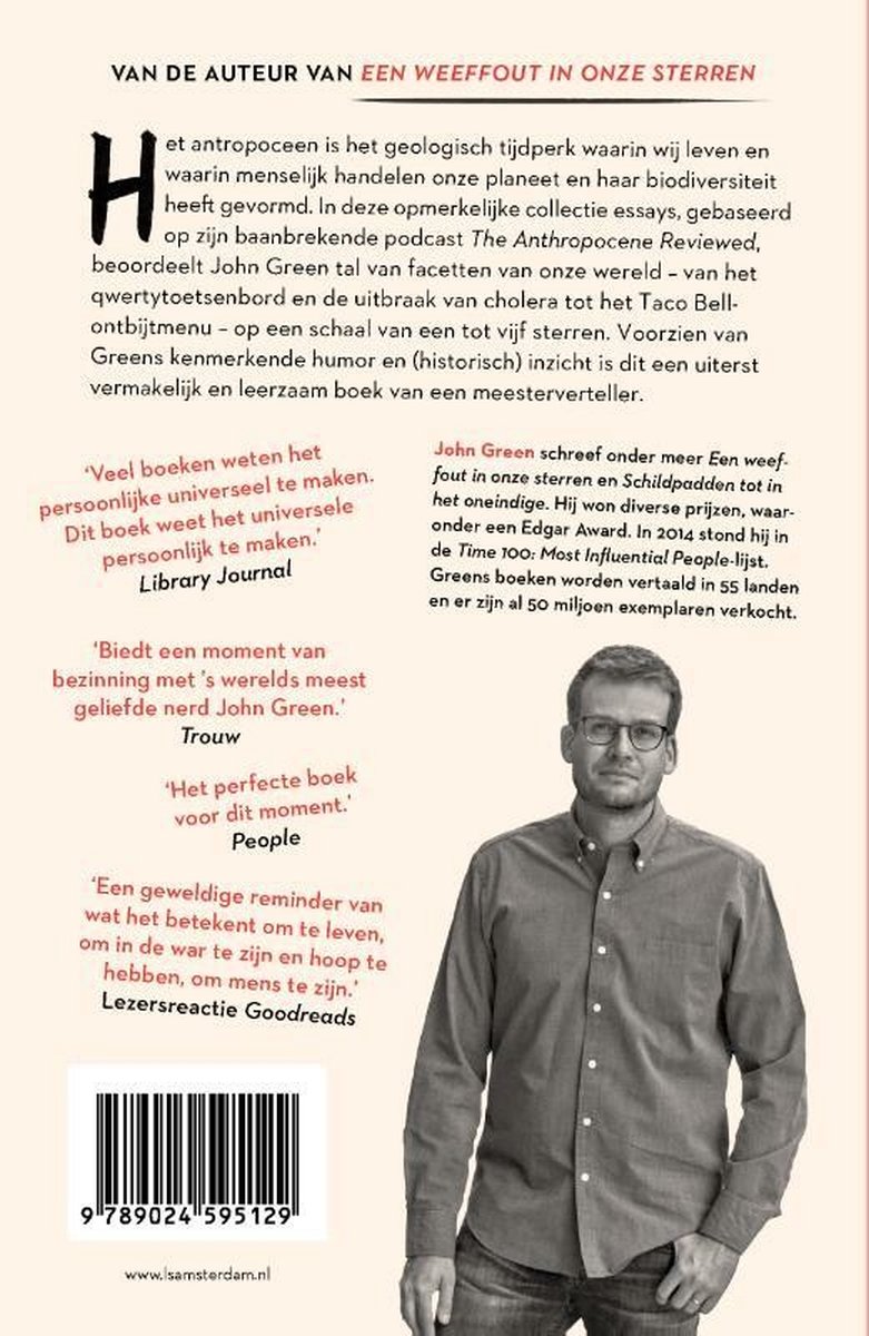 Achterkant van het boek 'Hoe is het antropoceen je tot nu toe bevallen?' met een foto van auteur John Green, een samenvatting, recensies en een ISBN-barcode.