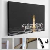 Winnaar. gouden koning omringd met zilveren schaakstukken op schaakbordspel competitie met kopie ruimte op donkere achtergrond, schaakslag - Modern Art Canvas - Horizontaal - 17245