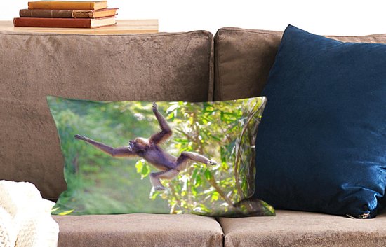 Sierkussen Jungle Residents pour intérieur - Singe sautant dans la jungle - 50x30 cm - coussin intérieur rectangulaire en coton