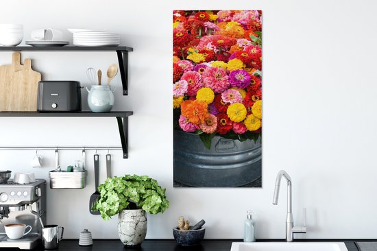 Tableau sur toile Fleurs de zinnia fraîchement coupées dans un récipient en métal - 40x80 cm - Décoration murale