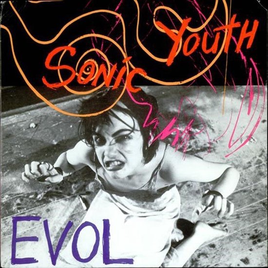 EVOL albumhoes van Sonic Youth, met een vrouw in het midden met armen gebald en een boze uitdrukking. De tekst 'SONIC YOUTH' staat bovenaan in oranje en roze.
