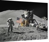 Astronaut salutes beside U.S. flag (maanlanding) - Foto op Dibond - 40 x 30 cm