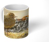 Mok - Een roepende goudplevier met een gele hemel - 350 ML - Beker