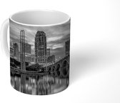Mok - Minneapolis met de De Third Avenue Bridge in de Verenigde Staten - zwart wit - 350 ML - Beker