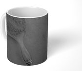 Mok - Lepel vol met cayennepeper op een rode achtergrond - zwart wit - 350 ML - Beker