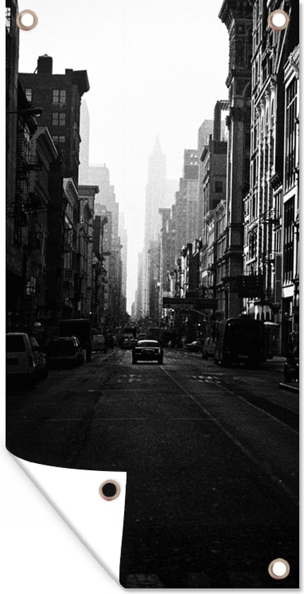 Affiche de clôture Une voiture roule dans une rue calme de New York en noir et blanc - 100x200 cm - Toile jardin
