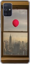 Geschikt voor Samsung Galaxy A51 hoesje - Rode ballon vliegt langs raam in New York - Siliconen Telefoonhoesje