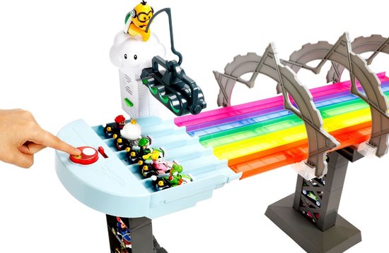 Start van de Mario Kart Rainbow Road racebaan met lachwolk en raceauto's.