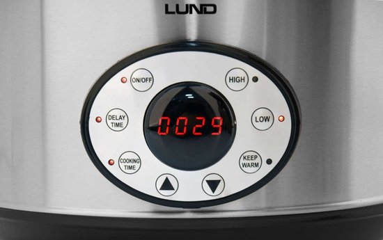 Close-up van het digitale bedieningspaneel van de Lund slowcooker met rode cijfers.