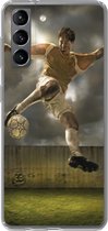 Geschikt voor Samsung Galaxy S21 hoesje - Een illustratie van een voetballer die tegen de bal schopt - Jongens - Jongetje - Kids - Siliconen Telefoonhoesje