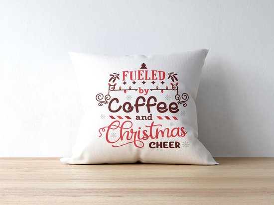 Kerst Kussen met tekst: Fueled By Coffee And Christmas Cheer | Kerst Decoratie | Kerst Versiering | Grappige Cadeaus | Geschenk | Sierkussen