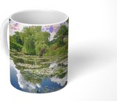 Mok - Water met weerkaatsing van de lucht in het water bij Monet's tuin in Frankrijk - 350 ML - Beker