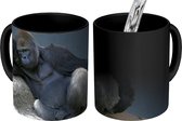 Magische Mok - Foto op Warmte Mok - Een Gorilla die aan het relaxen is op een steen - 350 ML