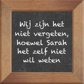 Wijsheden op krijtbord tegel over Sarah met spreuk :Wij zijn het niet vergeten hoewel Sarah het zelf niet wil weten