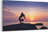 Schilderij - Meisje praktijk Yoga op het strand  bij Zonsopgang — 100x70 cm