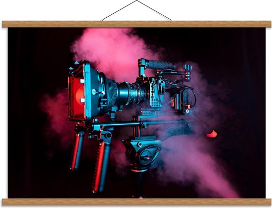 Schoolplaat – Camera op Zwarte Achtergrond met Roze Rook - 90x60cm Foto op Textielposter (Wanddecoratie op Schoolplaat)