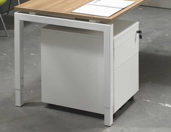 Wit ladeblok met metalen frame, houten blad, onder een bureau.