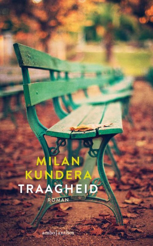 Boekcover van 'Traagheid' van Milan Kundera. Groene parkbank in de herfst. Tekst 'MILAN KUNDERA TRAAGHEID ROMAN'.