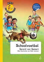 Kien, de goaltjesdief 7 - Schoolvoetbal. Een dystexie-uitgave met kinderen die voetballen en een hond die de bal heeft.