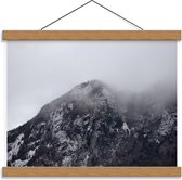 Schoolplaat – Berg met Mist (zwart/wit) - 40x30cm Foto op Textielposter (Wanddecoratie op Schoolplaat)