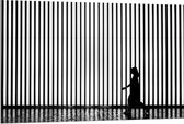 Dibond - Silhouet Vrouw voor Gestreepte Muur  - 120x80cm Foto op Aluminium (Wanddecoratie van metaal)