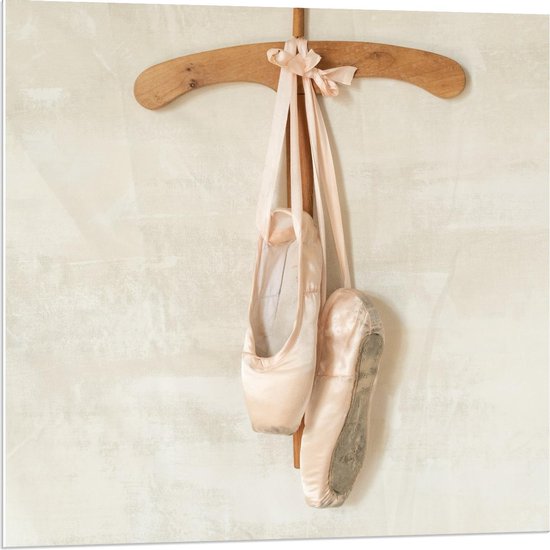 Forex - Ballerina Spitzen aan Hangertje - 80x80cm Foto op Forex