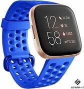 Siliconen Smartwatch bandje - Geschikt voor Fitbit Versa / Versa 2 siliconen bandje met gaatjes - blauw - Strap-it Horlogeband / Polsband / Armband - Maat: Maat S