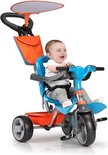 Blauwe driewieler met oranje mandje en zonnekap. Een baby zit op het blauwe zadel en lacht.