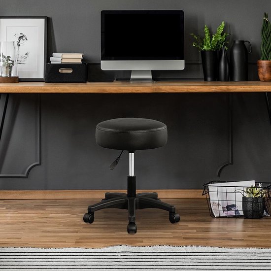 Zwarte draaikruk voor een bureau met computer en planten.