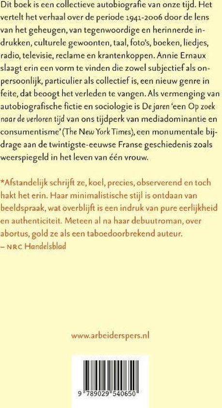 Boekrug met tekst over "De Jaren" van Annie Ernaux. Zwarte tekst op crèmekleurige achtergrond.
